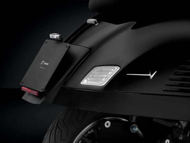 Porta matrícula luz trasera RIZOMA para Vespa GTS/GTS Super/GTV 125-300cc (`23-), negro
