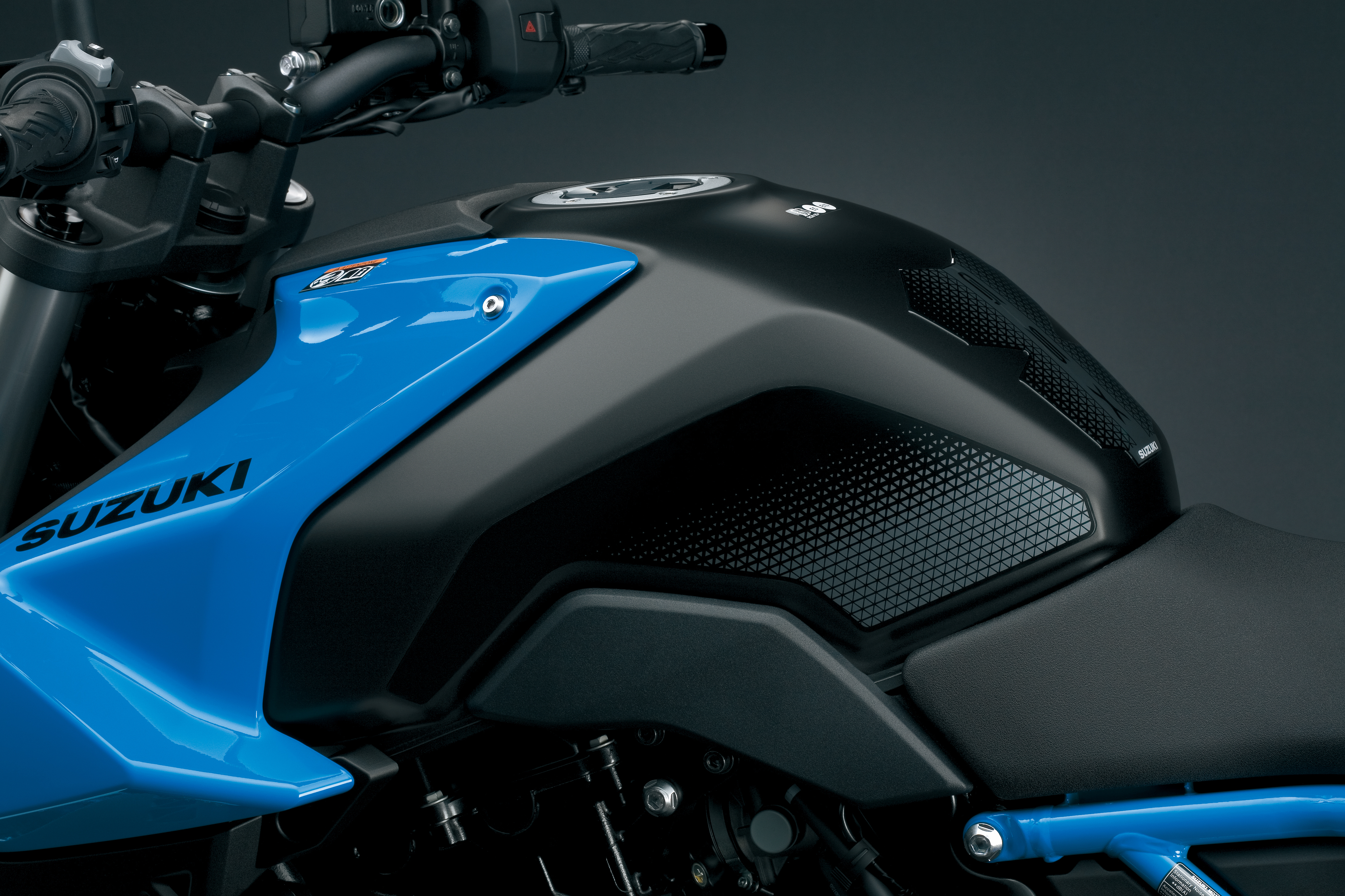 Lámina de protección lateral depósito Suzuki GSX-8S 2023- Accesorios originales