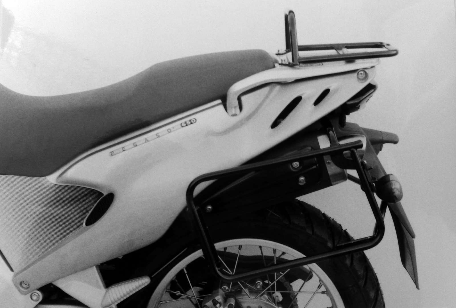 Portamaletas lateral fijo negro para Aprilia Pegaso 650/Garda (97-04) Hepco & Becker