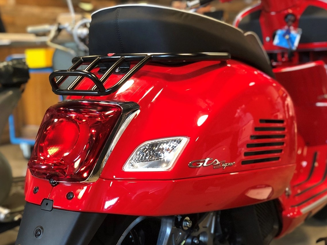 Portaequipajes / barra de agarre trasera 70s para Vespa GTS/GTV/GT 125-300ccm 4T LC, negro brillante