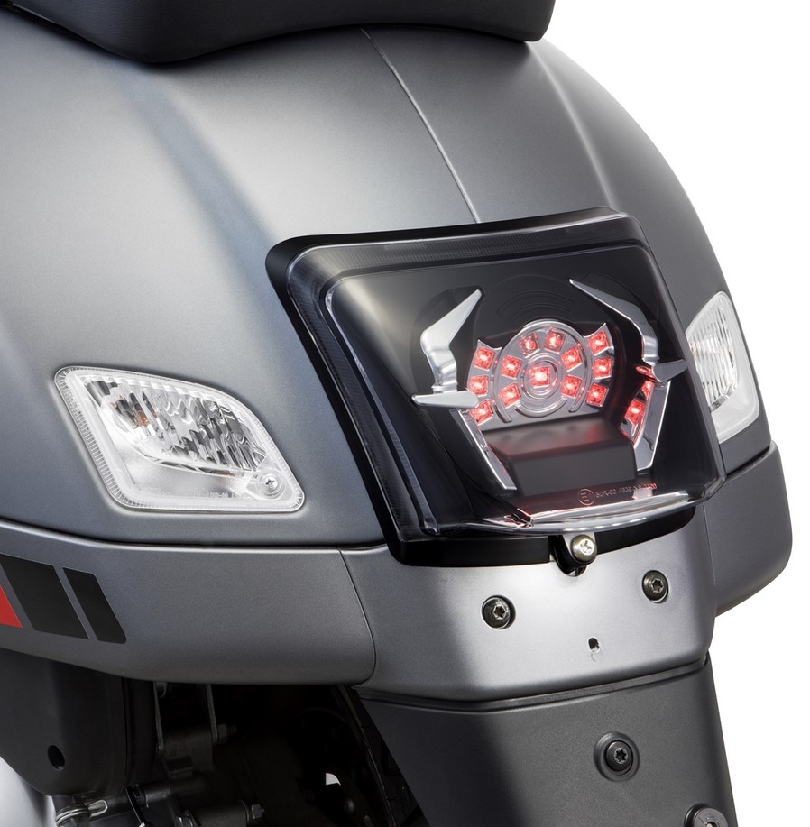 Conversión de faro trasero para Vespa GTS/GTS Super/GTV 125-300cc ('14-'18), negro mate