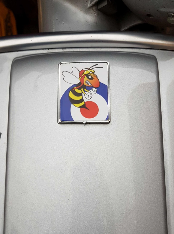 Emblema Vespa "Objetivo avispa malvada" cascada de 4 esquinas, azul/blanco/rojo