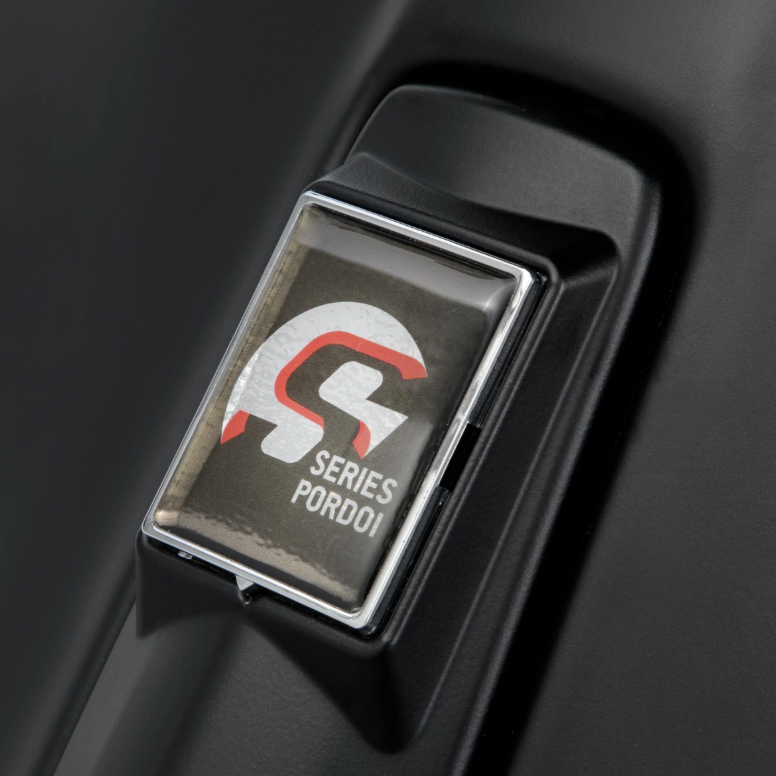 Emblema Vespa "SIP SERIES PORDOI" cascada de 4 esquinas, negro/plateado