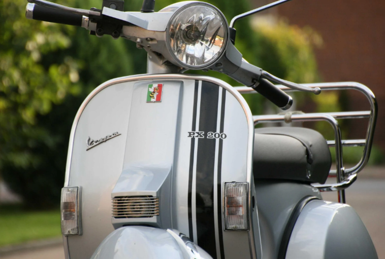 Emblema Vespa "avispa enfadada" 4 esquinas en cascada, verde/blanco/rojo