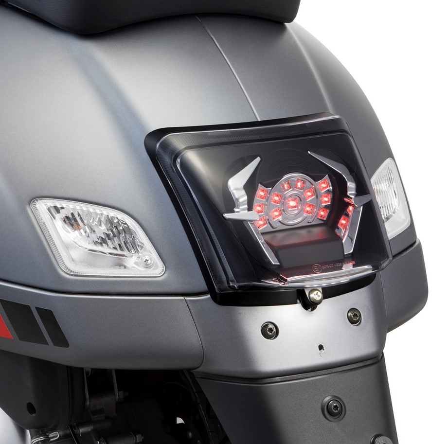 Conversión de faro trasero para Vespa GTS/GTS Super/GTV 125-300cc ('14-'18), negro brillante