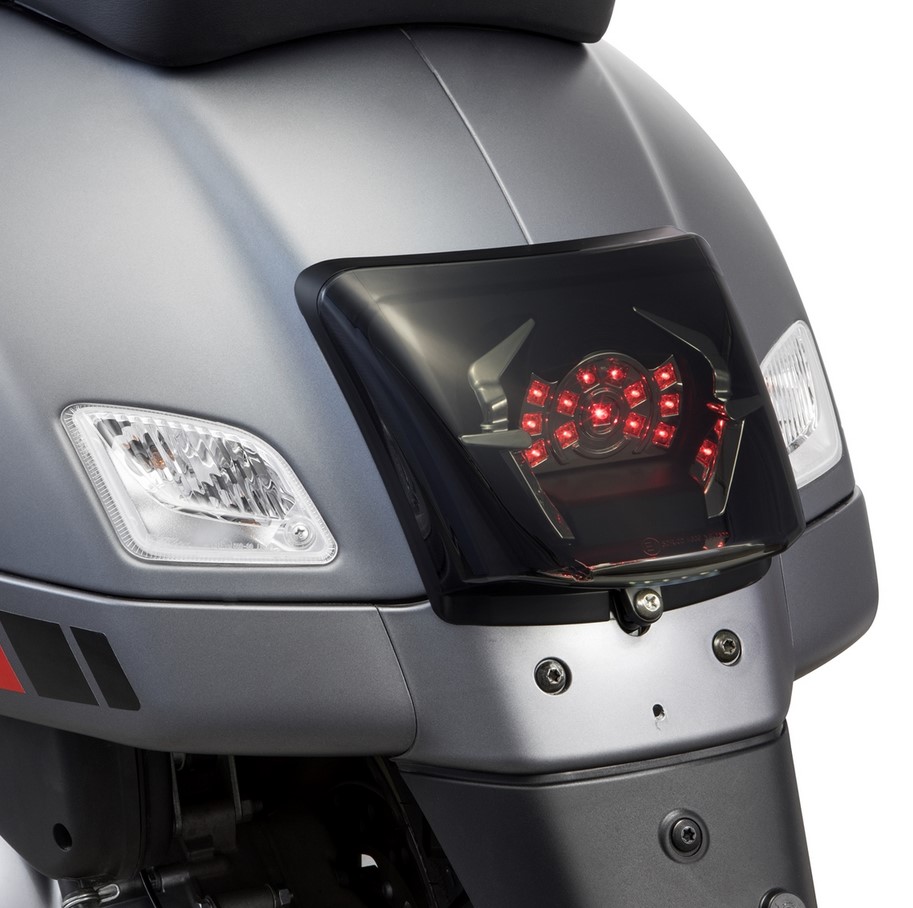 Conversión de faro trasero para Vespa GTS/GTS Super/GTV 125-300cc ('14-'18), negro brillante