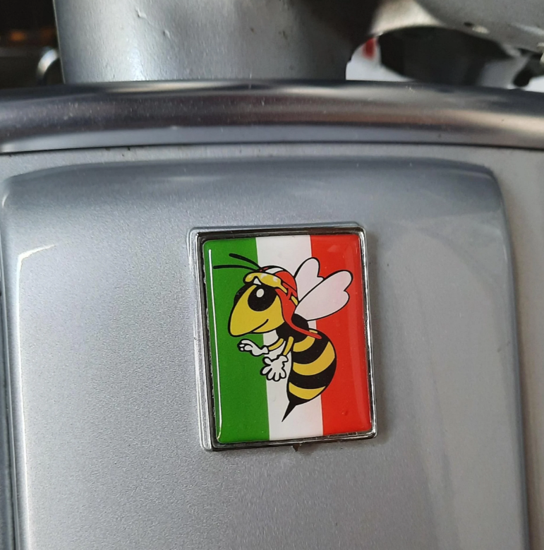 Emblema Vespa "Avispa" cascada de 4 esquinas, verde/blanco/rojo