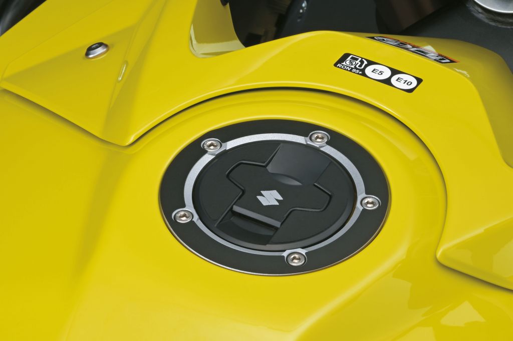 Protector del tapón del depósito (negro) Suzuki GSX-8S / VStom 800 2023- Accesorios originales