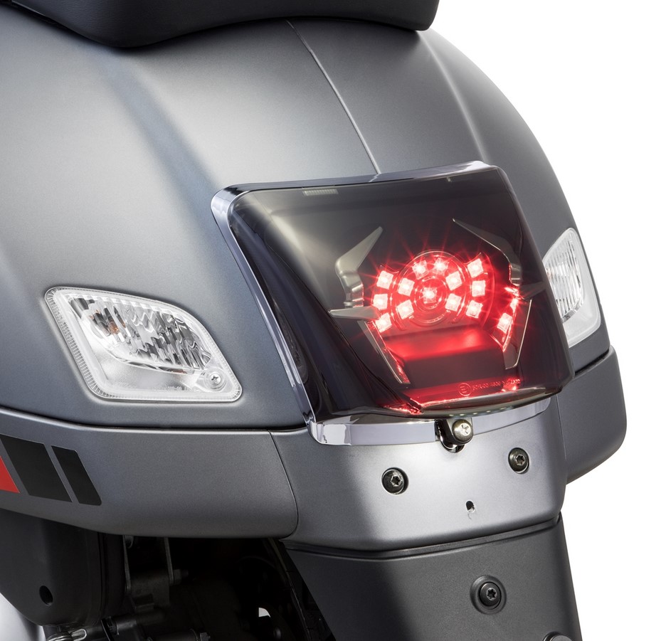 Conversión de faro trasero para Vespa GTS/GTS Super/GTV 125-300cc ('14-'18), cromado