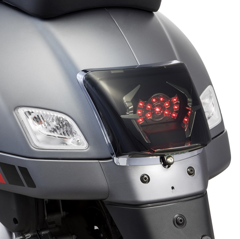 Conversión de faro trasero para Vespa GTS/GTS Super/GTV 125-300cc ('14-'18), cromado