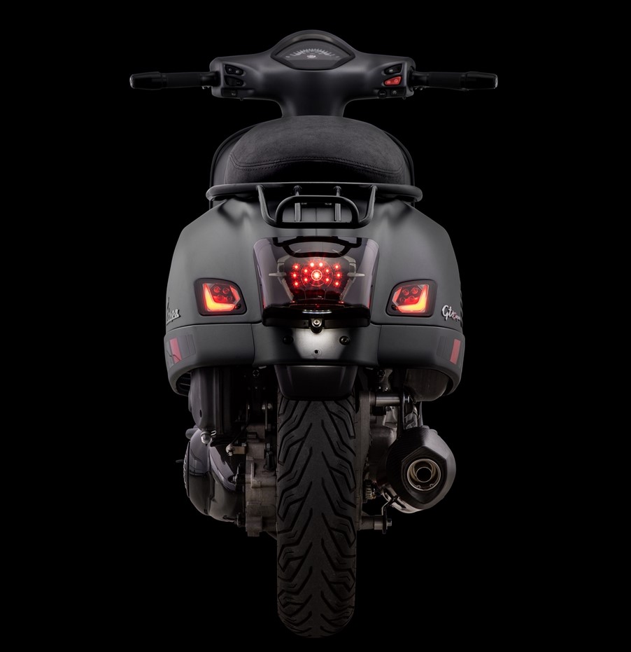 Portaequipajes / barra de agarre trasera 70s para Vespa GTS/GTV/GT 125-300cc 4T LC, negro mate