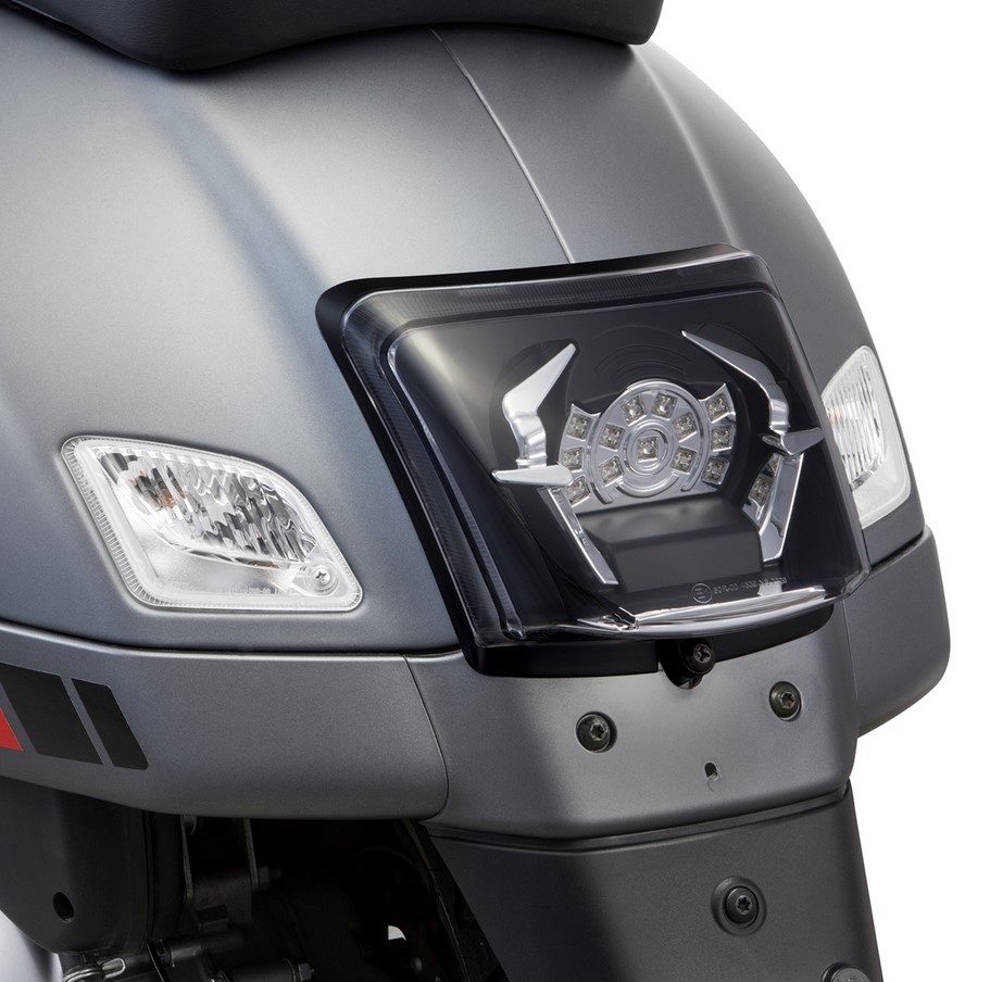Conversión de faro trasero para Vespa GTS/GTS Super/GTV 125-300cc ('14-'18), negro brillante
