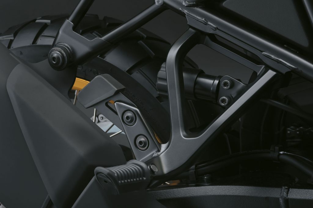 Adaptador inferior para maletas laterales de plástico para Suzuki V-Strom 800DE 2023- Accesorios originales