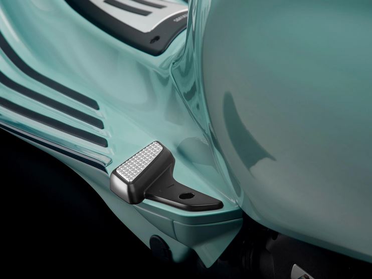 Reposapiés RIZOMA para Vespa Primavera/Sprint/Elettrica, plata/negro