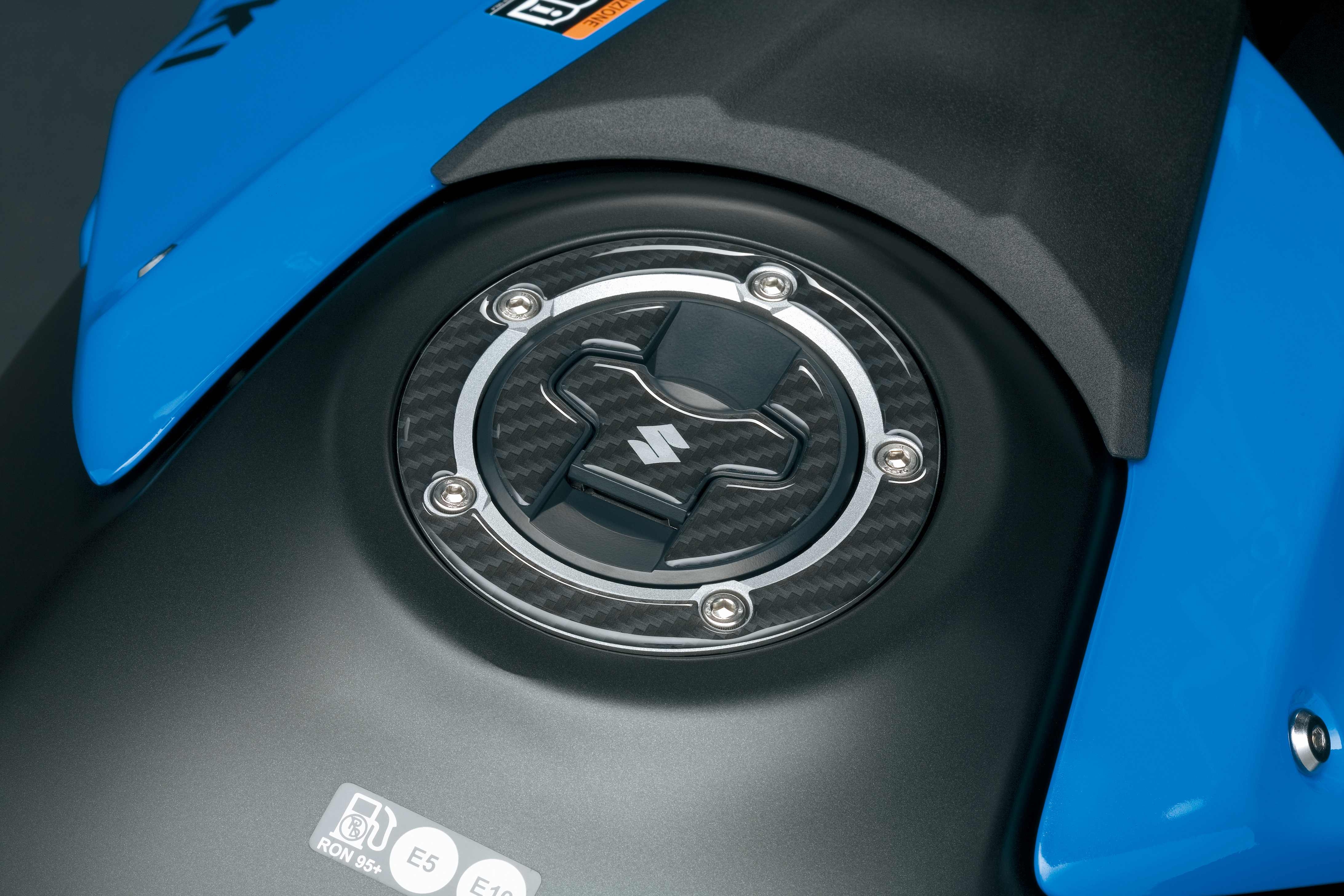 Protector del tapón del depósito (carbono) Suzuki GSX-8S / V-Stom 800 2023- Accesorios originales