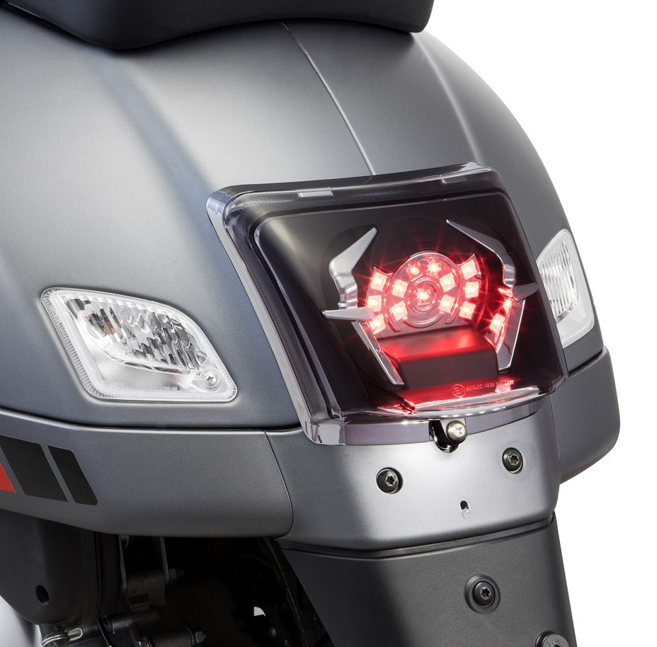 Conversión de faro trasero para Vespa GTS/GTS Super/GTV 125-300cc ('14-'18), cromado