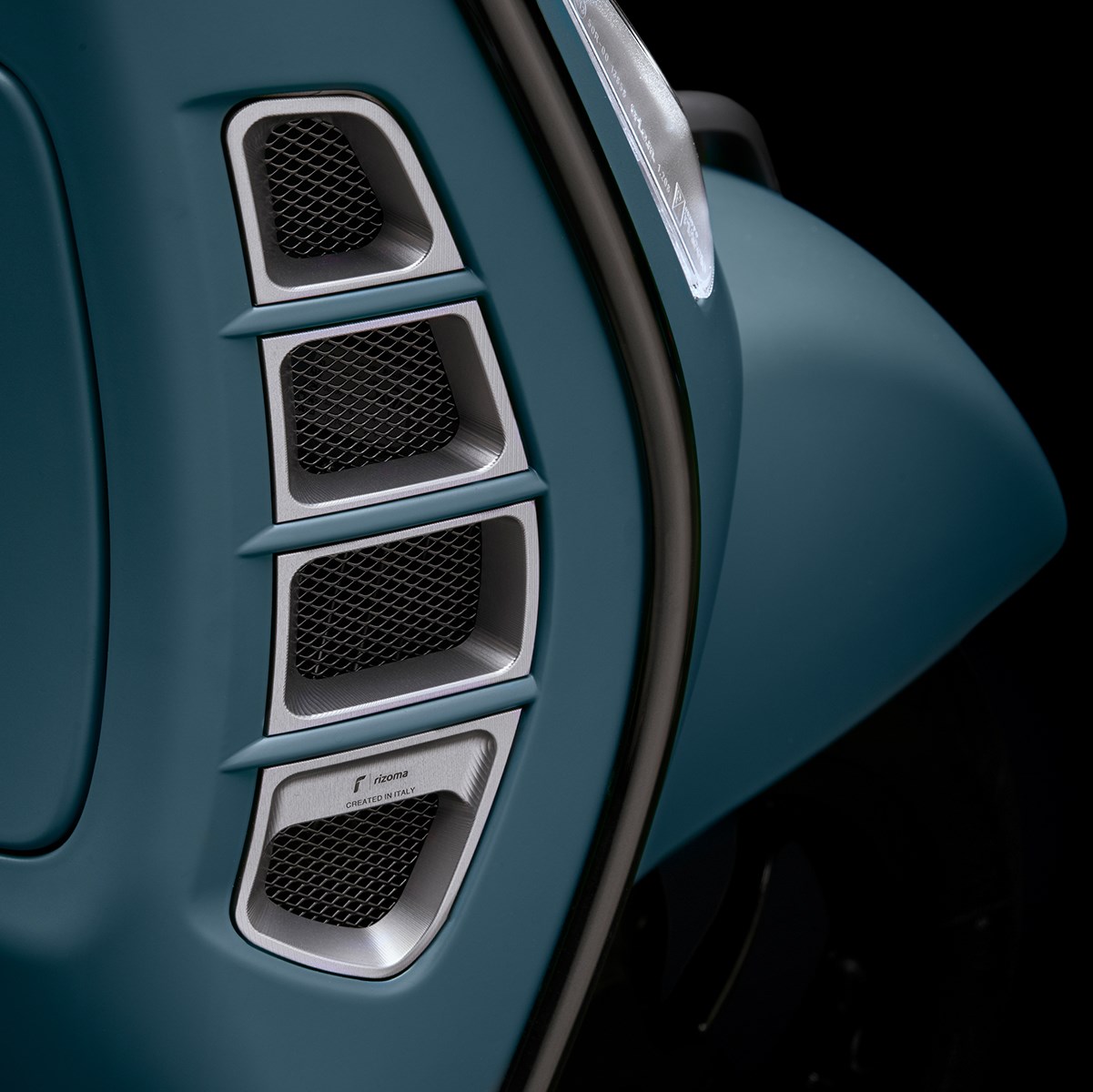 Rejilla de ventilación RIZOMA maletero, derecha e izquierda para Vespa GTS/GTS Super HPE 125/300 ('19-)