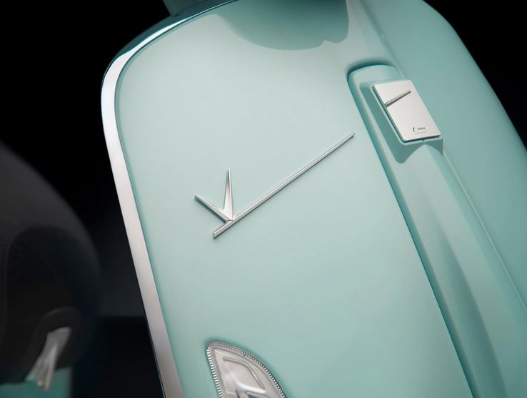 Emblema en cascada RIZOMA para Vespa, plata