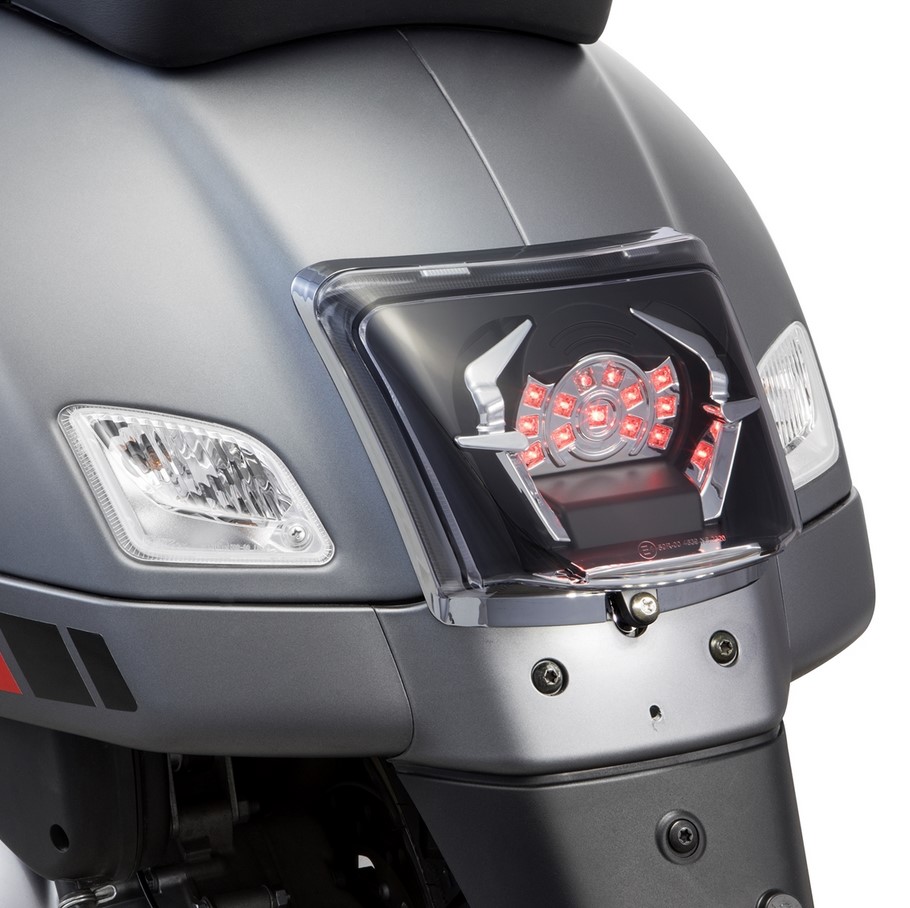 Conversión de faro trasero para Vespa GTS/GTS Super/GTV 125-300cc ('14-'18), cromado
