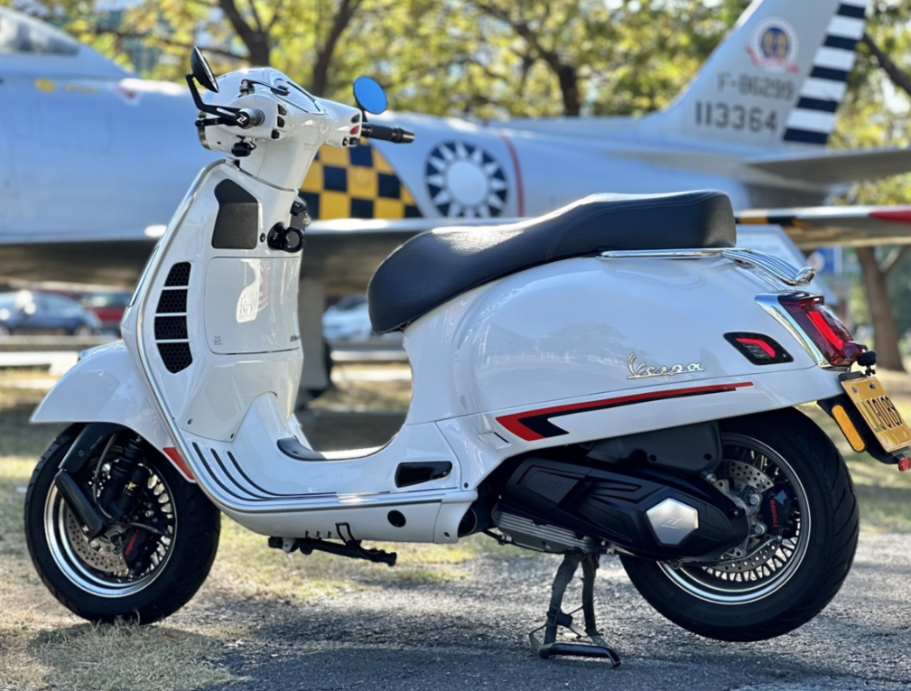 Tapa de toma de aire vario ZELIONI para Vespa GTS/GTS Super/GTV HPE 300cc, negro mate