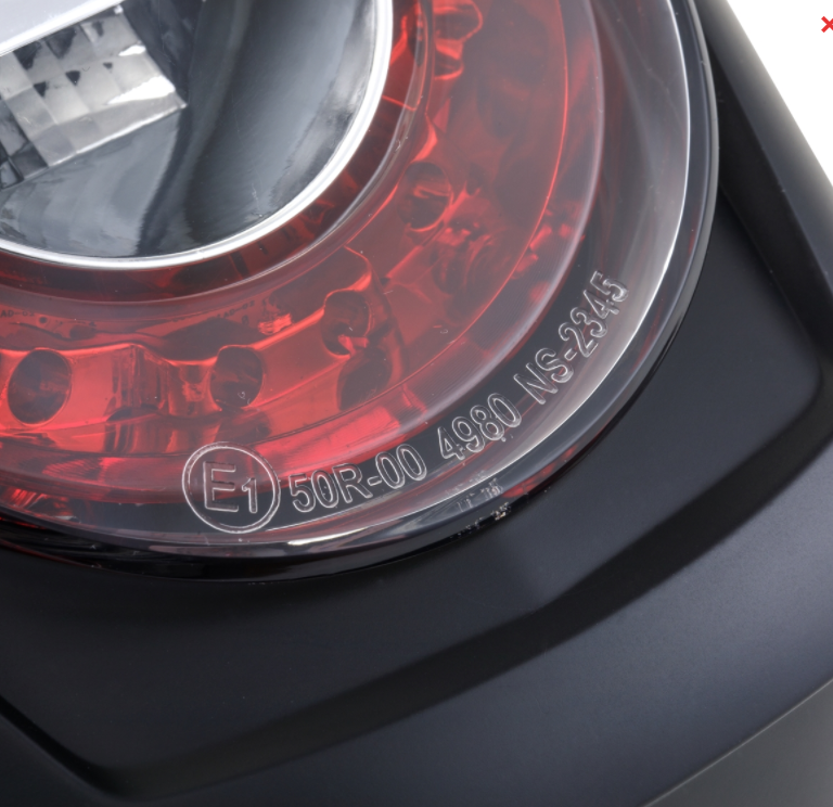 Luz trasera LED roja para Vespa Primavera/Sprint 50-150ccm, borde - negro mate