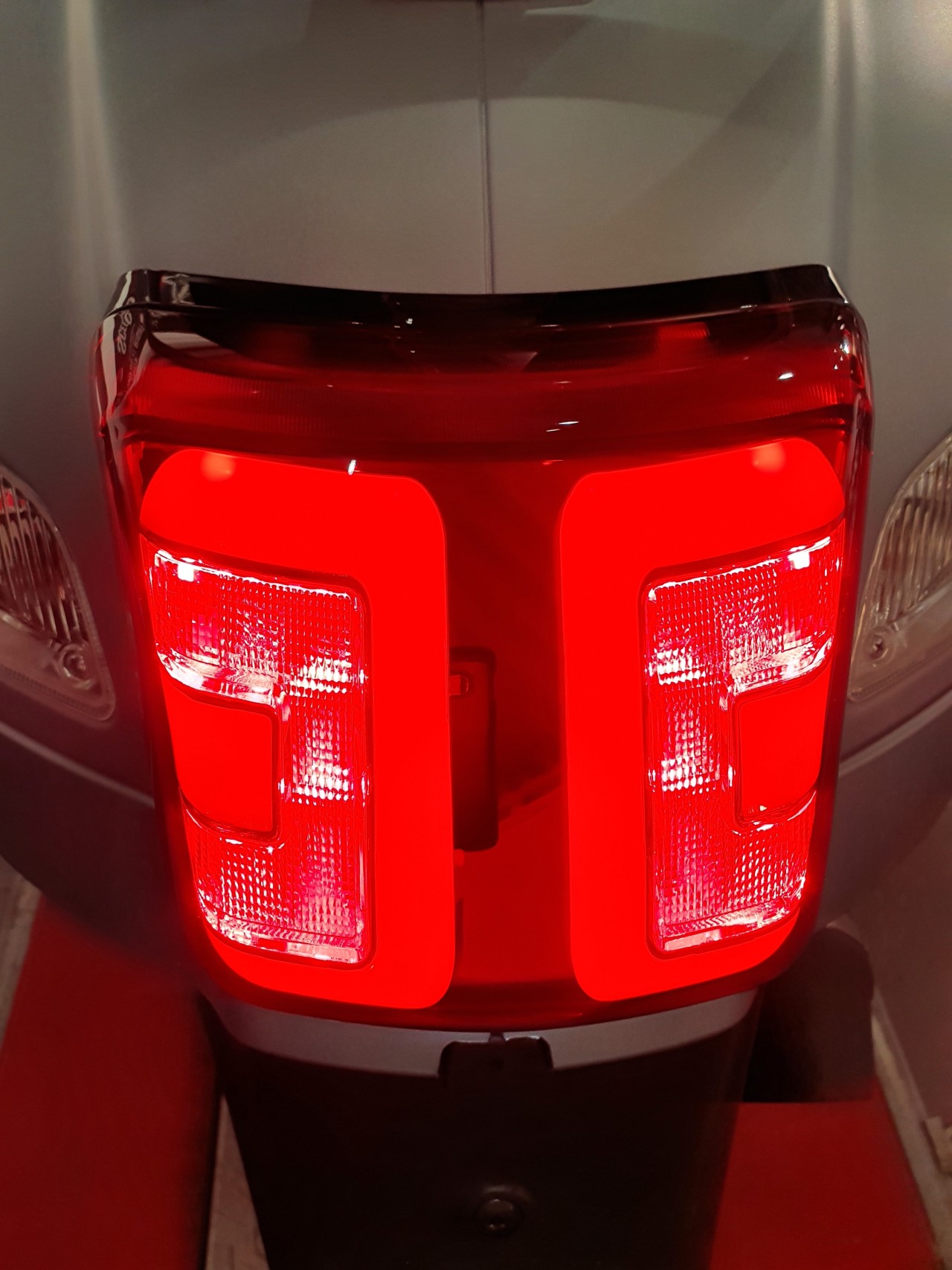 Luz trasera LED roja para Vespa GTS, GTS Super 125-300 cc