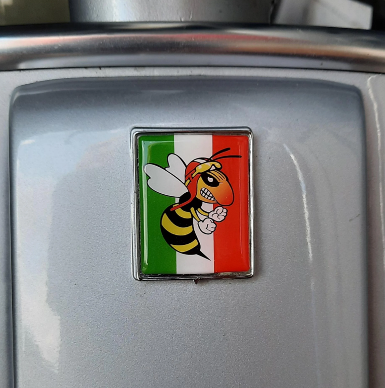 Emblema Vespa "avispa enfadada" 4 esquinas en cascada, verde/blanco/rojo