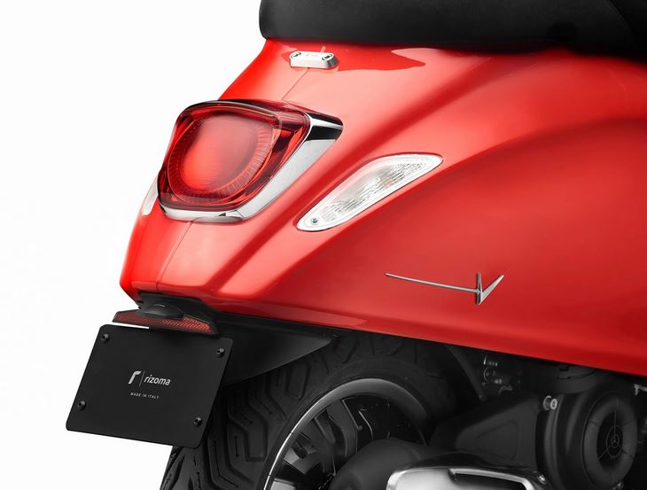 RIZOMA rotulación tapa lateral para Vespa Primavera/Sprint/Elettrica, plata