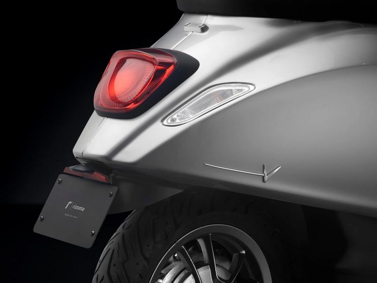 RIZOMA rotulación tapa lateral para Vespa Primavera/Sprint/Elettrica, plata