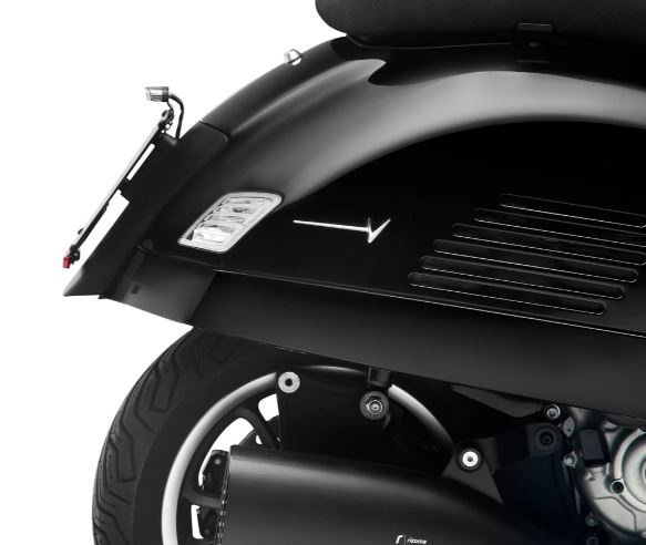 Porta matrícula luz trasera RIZOMA para Vespa GTS/GTS Super/GTV 125-300cc (`23-), negro