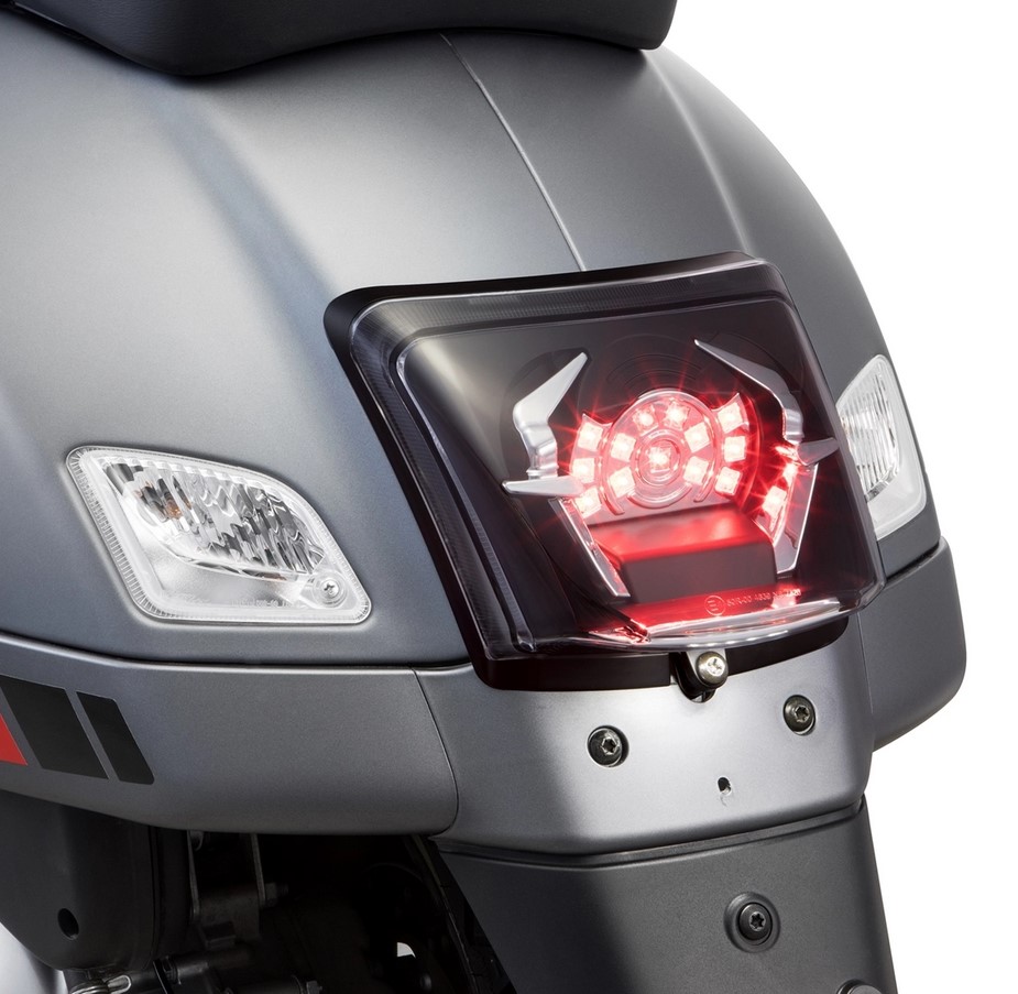 Conversión de faro trasero para Vespa GTS/GTS Super/GTV 125-300cc ('14-'18), negro mate