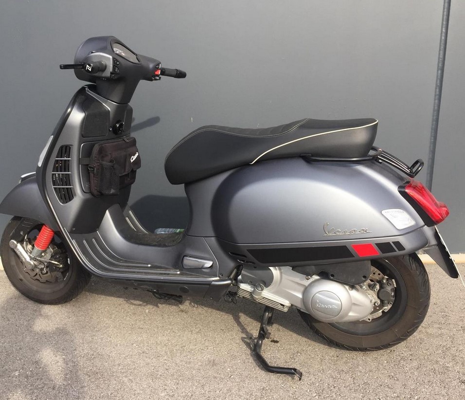 Portaequipajes / barra de agarre trasera 70s para Vespa GTS/GTV/GT 125-300ccm 4T LC, negro brillante