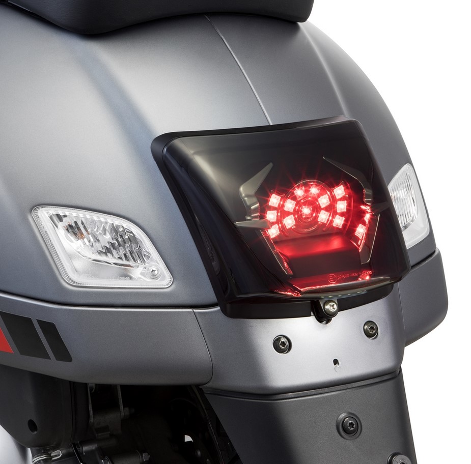 Conversión de faro trasero para Vespa GTS/GTS Super/GTV 125-300cc ('14-'18), negro mate