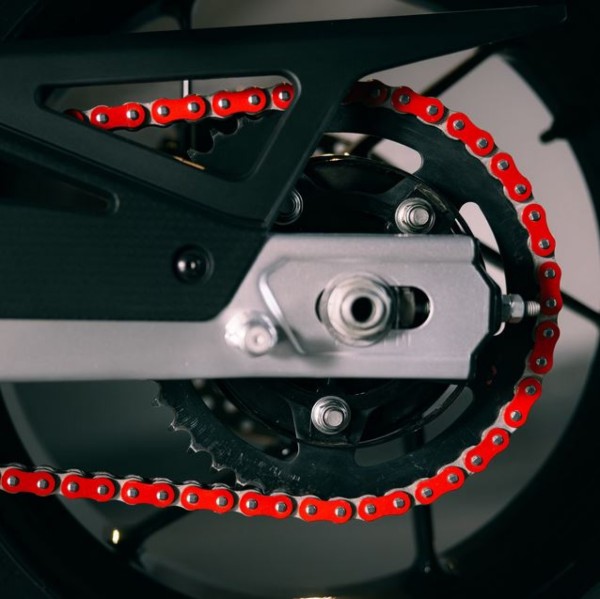 Cadena roja, paso: 520/106 para Aprilia RS 457 /Tuono 457