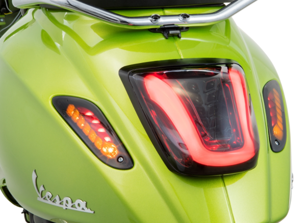 Luz trasera MK II tintada para Vespa Primavera/Sprint 50-150ccm, llanta - negro brillante